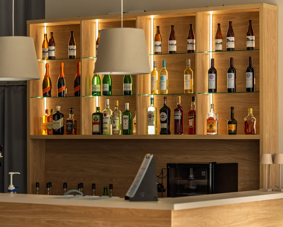 Półka barowa z piwem Albatros i alkoholami